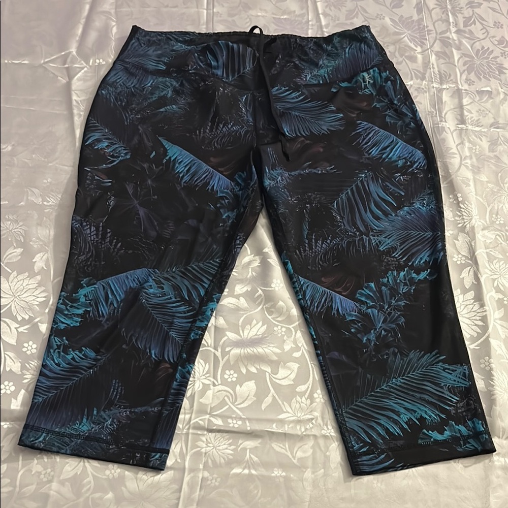 Danskin Now Capri Leggings Tropical Leaf Print Black Blue Size L (12-14).